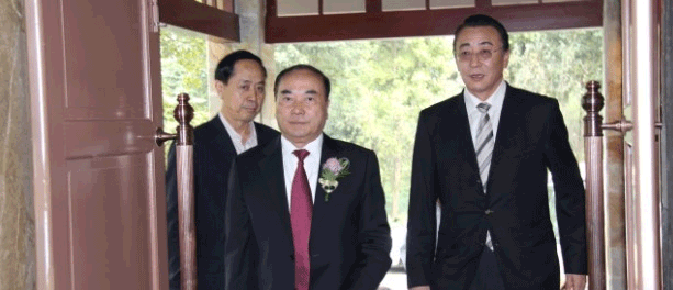 全國工商業(yè)副主席宋北杉（右）在楊志文陪同下（左）步入會(huì)場(chǎng)
